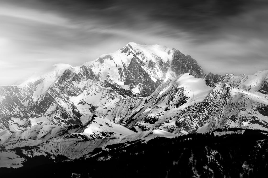 Paysage en noir et blanc du Mont Blanc, la plus haute montagne d'Europe occidentale