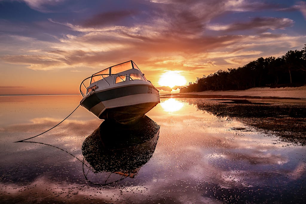 Bateau à marée pendant un coucher de soleil incroyable en Nouvelle-Calédonie